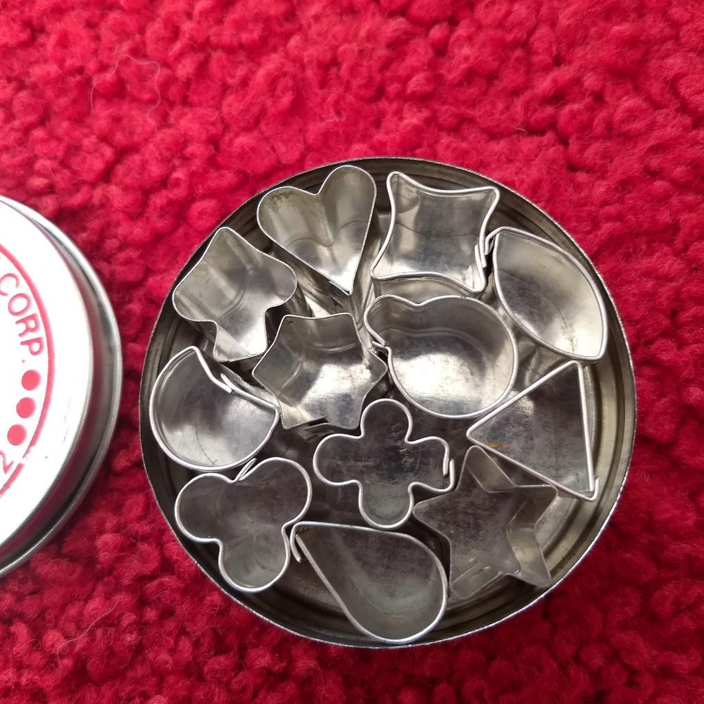 vintage 70s 12 mini aspic jelly cookie cutters set in tin - Picture 2 of 6